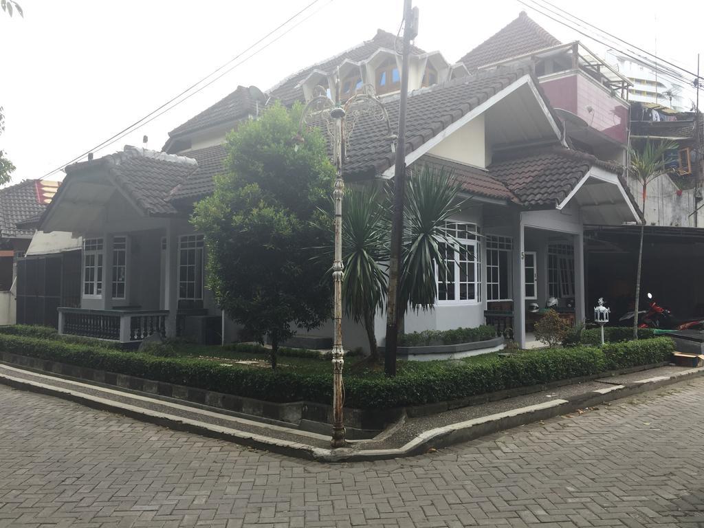 Pele Guesthouse Бандунг Екстериор снимка